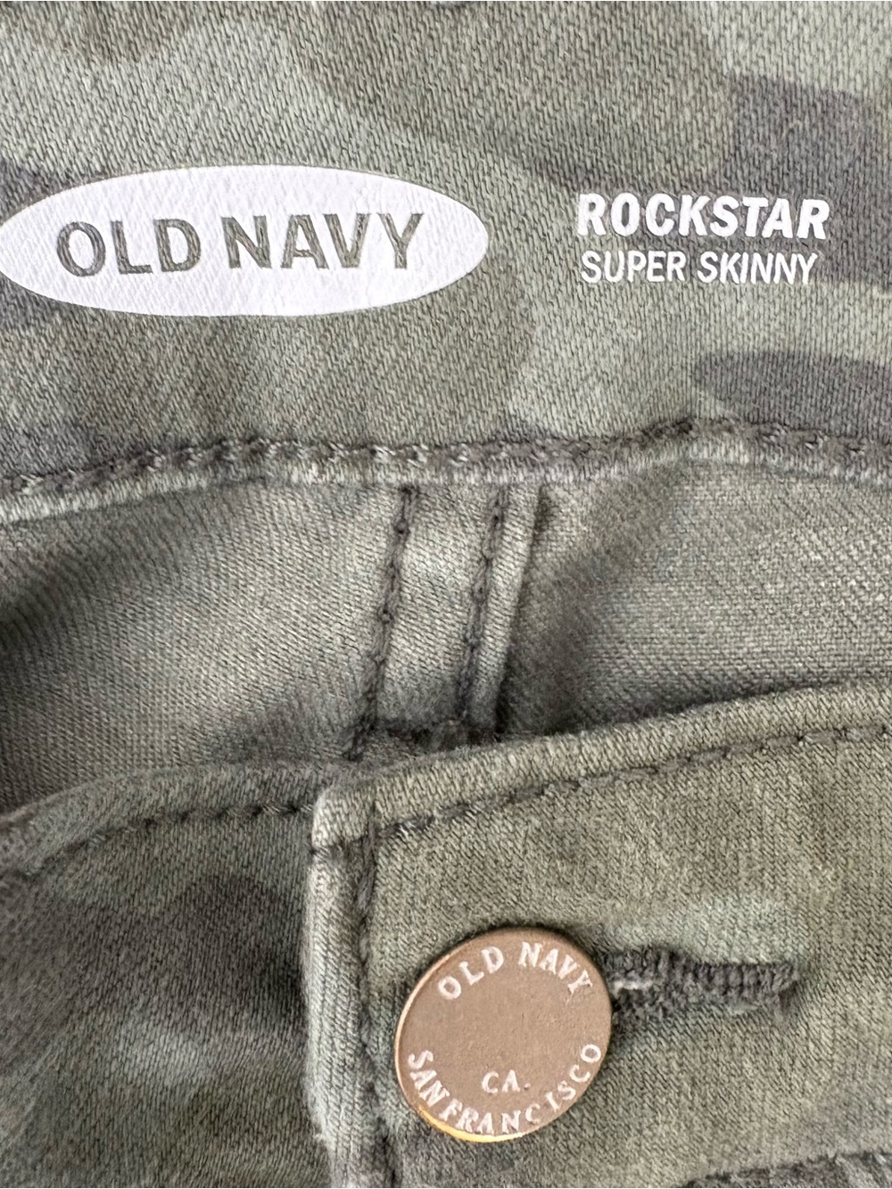 Old Navy Rockstar Super Skinny Frayed Hem Camo Jeans Women’s Size 12 - Picture 2 of 4